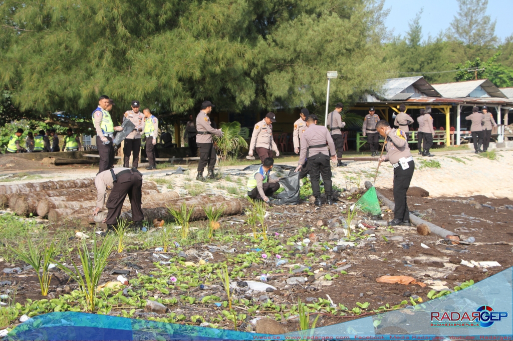 Bersihkan Sampah Di Area Pantai Pasir Putih Dan Pantai Selat Baru